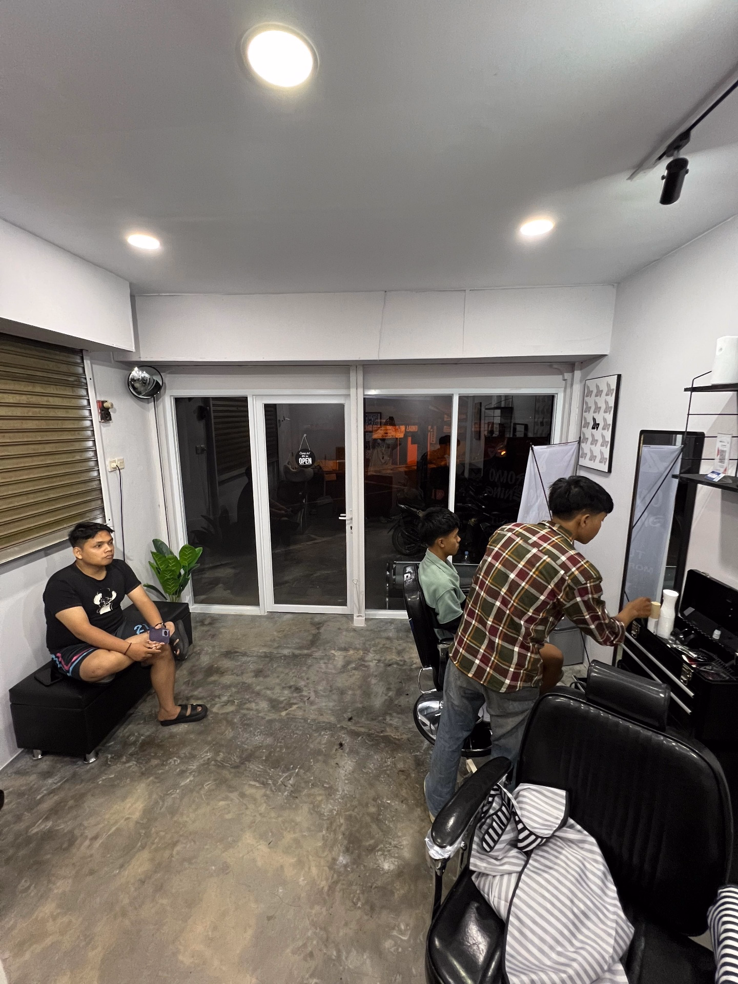 Suasana barbershop